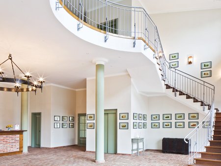 Foyer mit Zugang zum Kranichflug, zur Bachstelze und zum Restaurant Alte Wassermühle sowie der Treppe zu den Hotelzimmern