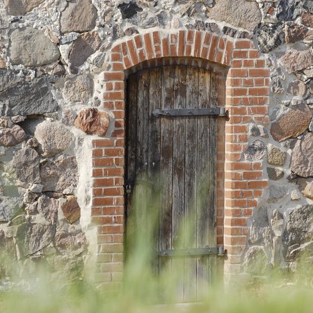 alte Tür in Schlossmauer