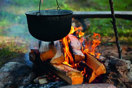 Topf über dem Lagerfeuer von Schloss & Gut Ulrichshusen