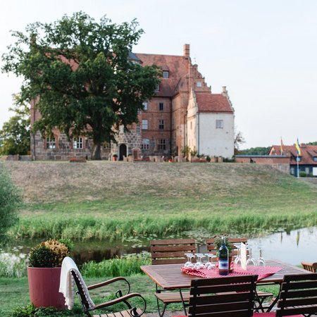 Restaurantterasse mit Blick aufs Schloss