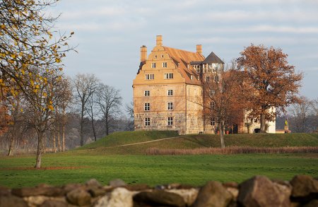 Blick aus dem herbstlichen Schlosspark