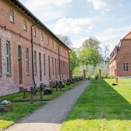 Aussenansicht auf das Gut Ulrichshusen und die darin befindlichen Ferienwohnungen