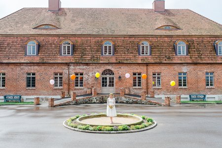 Braut vor dem Gut