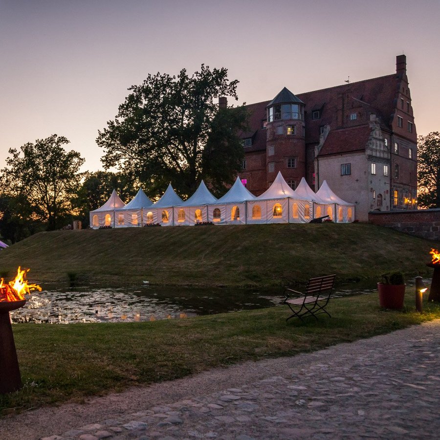 Feier am Schloss Ulrichshusen bei Dämmerung