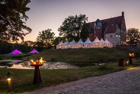Feier am Schloss Ulrichshusen bei Dämmerung
