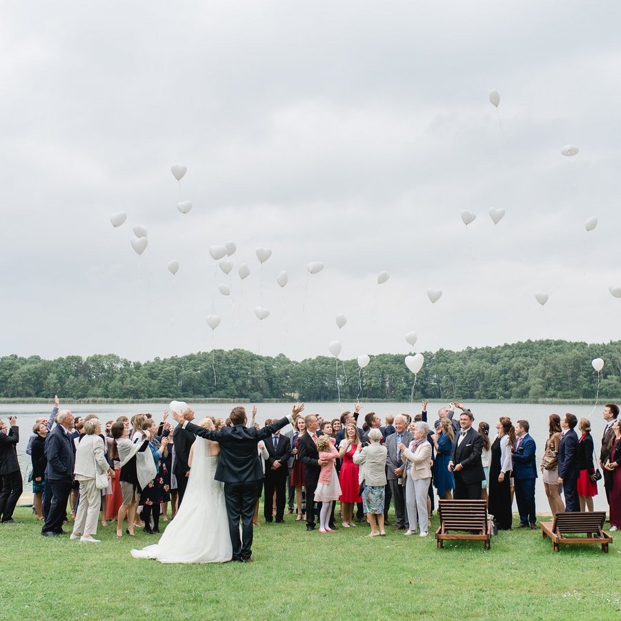 Hochzeitsgesellschaft am See