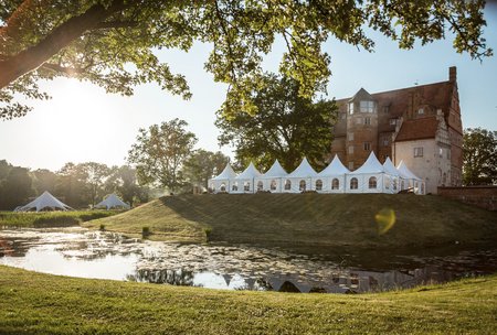 Feier vor Schloss Ulrichshusen mit Burggraben im Sommer