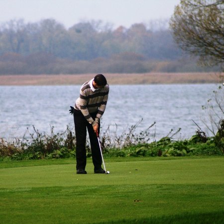 Golfer am See