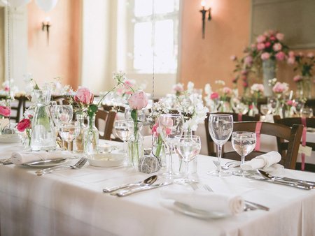 Gedeckte Tafel im Schlosssaal von Ulrichshusen in Mecklenburg Vorpommern