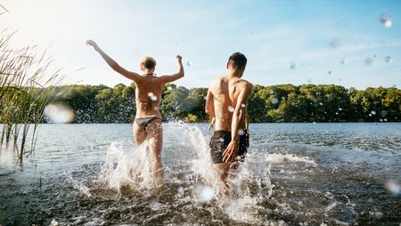 Paar im See von Ulrichshusen an der Mecklenburgischen Seenplatte