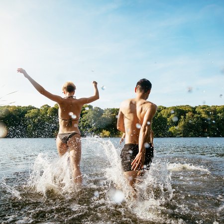 Paar im See von Ulrichshusen an der Mecklenburgischen Seenplatte