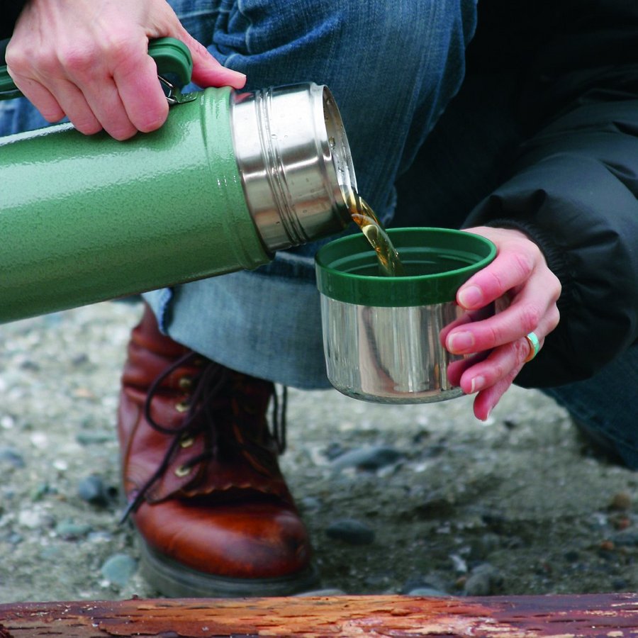 Teepause beim Spaziergang durch Wald und Flur Heißes Getränk am Feuer in Mecklenburg Vorpommern
