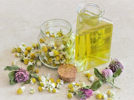 Aufguss oder Massageöl: in unserem Wellnessbereich finden verschiedene Kräuter Anwendung