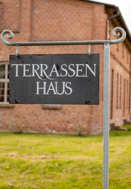 Schild Terassenhaus Gut Ulrichshusen Schild Terassenhaus - Gut Ulrichshusen Mecklenburg Vorpommern