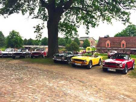 Oldtimer im Schlosshof Mecklenburg Vorpommern