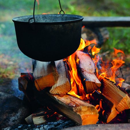 Topf über dem Lagerfeuer von Schloss & Gut Ulrichshusen