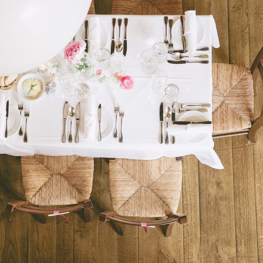 Gedeckte Tisch im Schlosssaal von Ulrichshusen an der Mecklenburgischen Seenplatte