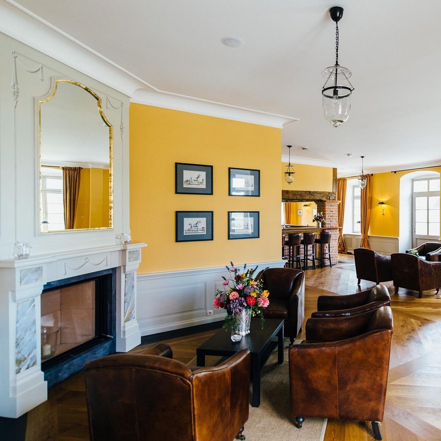 Kaminzimmer mit Bar auf Schloss & Gut Ulrichshusen an der Mecklenburgischen Seenplatte