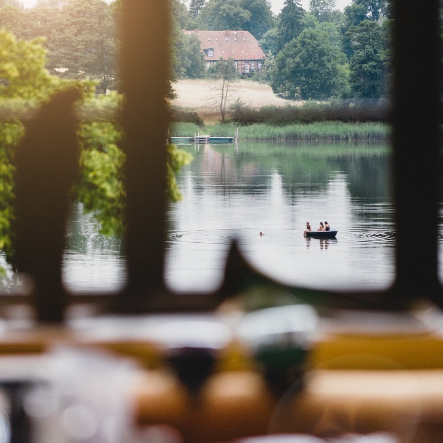 Boot auf dem See vor Schloss Ulrichshusen in Mecklenburg Vorpommern