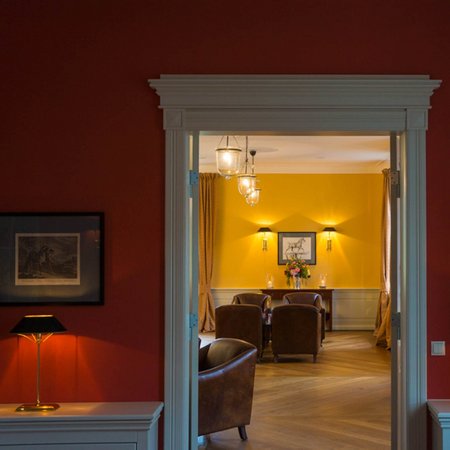 Blick ins Kaminzimmer, Gut Ulrichshusen in Mecklenburg Vorpommern Türrahmen im Gutshaus auf Gut Ulrichshusen, Mecklenburgische Seenplatte