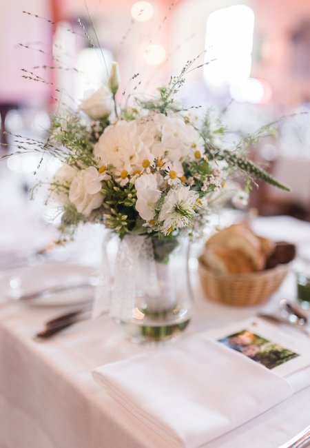 Hochzeitsstrauß auf dem Tisch