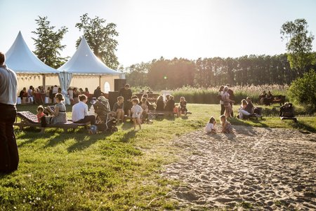 Veranstaltung am See von Ulrichshusen mit weißen Pagodenzelten / Pavilons