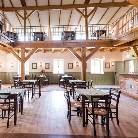 Tische in der Alten Wassermühle