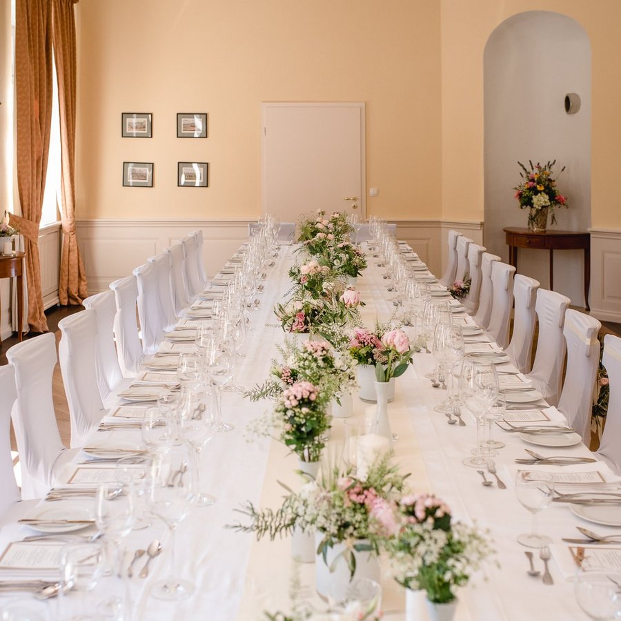 gedeckte Tafel im Schloss