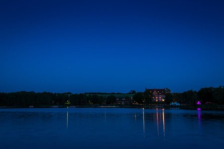 Schloss Ulrichshusen mit See bei Nacht
