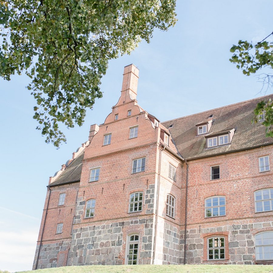 Schloss Ulrichshusen im Sommer an der Mecklenburgischen Seenplatte