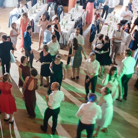 Tanzende Gäste bei einer Feier in Mecklenburg Vorpommern
