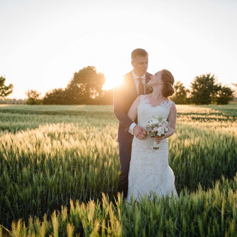 Hochzeitspaar im Feld
