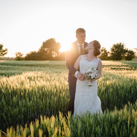 Hochzeitspaar im Feld