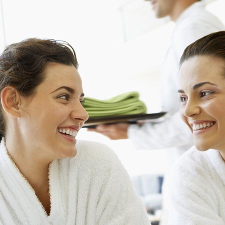 Saunieren und sich danach bei einem Getränk austauschen - auf der Terrasse oder in unserem Bibliothekszimmer