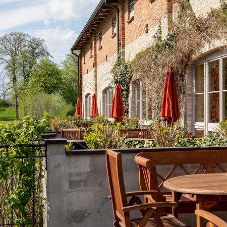 Ferienwohnungen mit Terrasse am Mühlbach auf Gut Ulrichshusen in Mecklenburg Vorpommern Terassenhaus auf Schloss & Gut Ulrichshusen Mecklenburgische Seenplatte