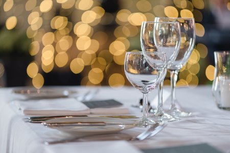 Festtafel mit gedecktem Platz, Feiern auf Schloss & Gut Ulrichshusen in Mecklenburg