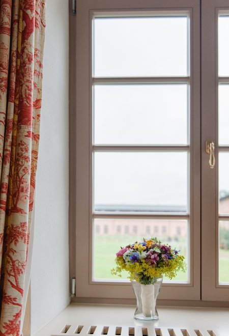 Blumenstrauss am Zimmerfenster von Schloss & Gut Ulrichshusen