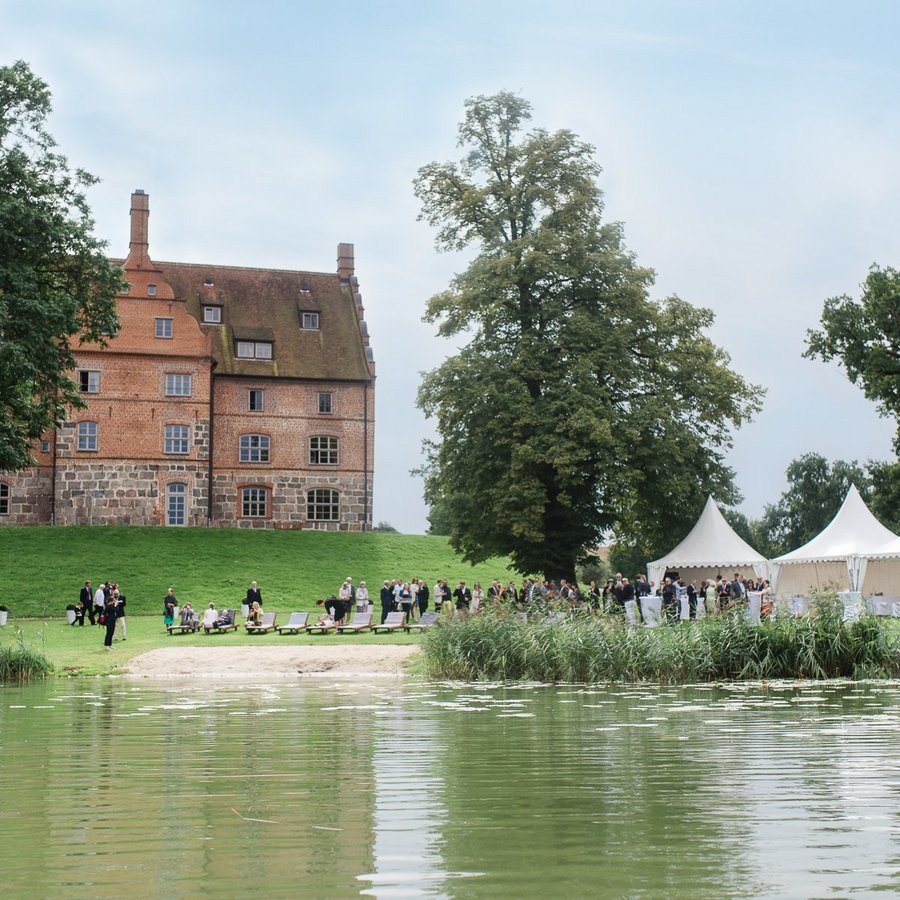 Veranstaltung am See mit Schloss