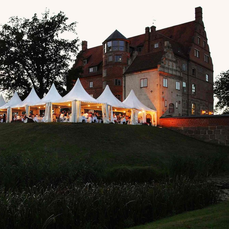 Schloss Ulrichshusen an der Mecklenburgischen Seenplatte mit Pavilons bei Dämmerung