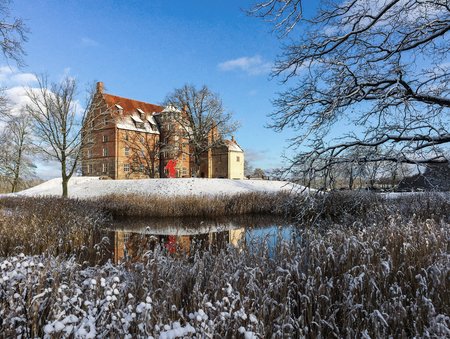 Schloss mit See im Winter