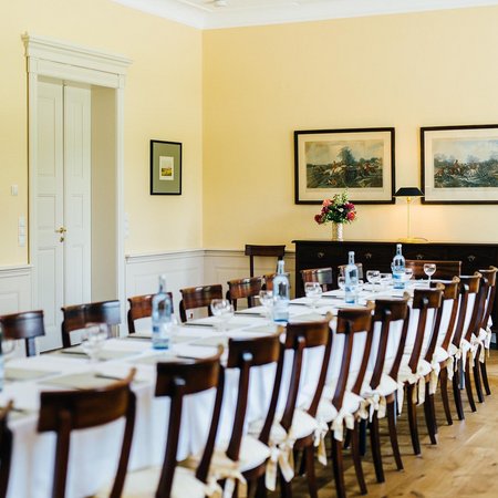 Tafel für Besprechung im Mittelzimmer Lerche Schloss & Gut Ulrichshusen.jpg Seminarraum mit knapp 60qm in Mecklenburg Vorpommern