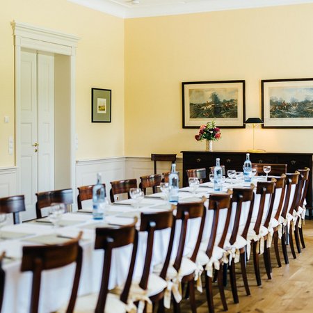 Tafel für Besprechung im Mittelzimmer Lerche Schloss & Gut Ulrichshusen.jpg Seminarraum mit knapp 60qm in Mecklenburg Vorpommern
