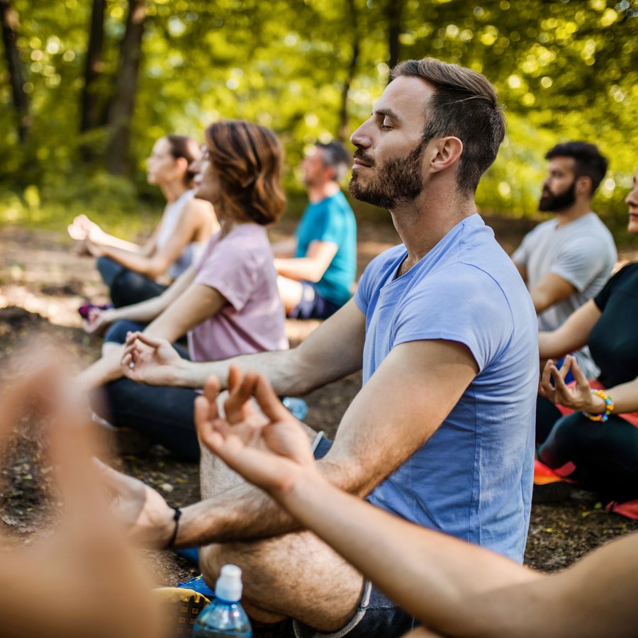Yoga im Park von Schloss & Gut Ulrichshusen Event im Freien an der Mecklenburgischen Seenplatte