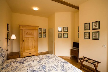 Schlafzimmer einer Ferienwohnung im Müllerhaus auf Gut Ulrichshusen in Mecklenburg Vorpommern