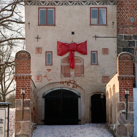 Schlosseingang im Winter
