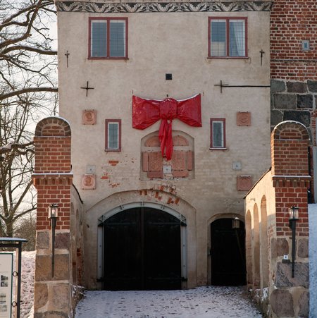 Schlosseingang im Winter