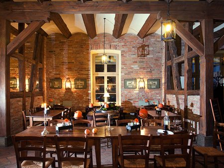 Tische im Restaurant beim Schloss