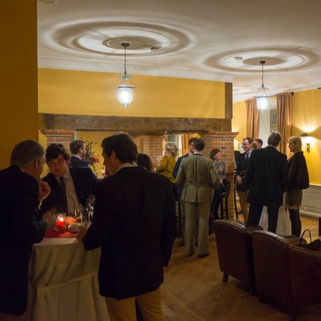 Gäste im Kaminzimmer, Gut Ulrichshusen, Mecklenburgische Seenplatte