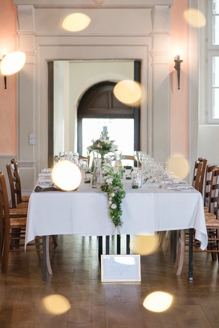 gedeckte Tafel bei Hochzeit