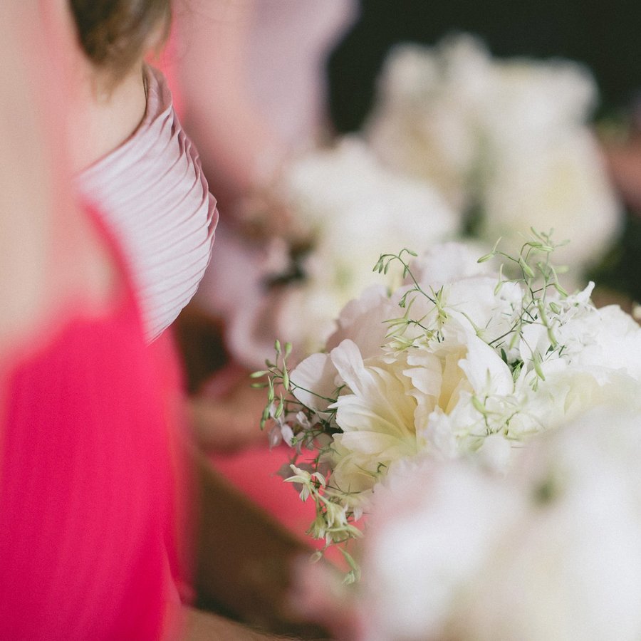 Brautjungfern mit Blumen zur Hochzeit auf Schloss Ulrichshusen